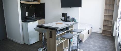 冷蔵庫、電子レンジ、コーヒー / ティーメーカー、調理器具と食器