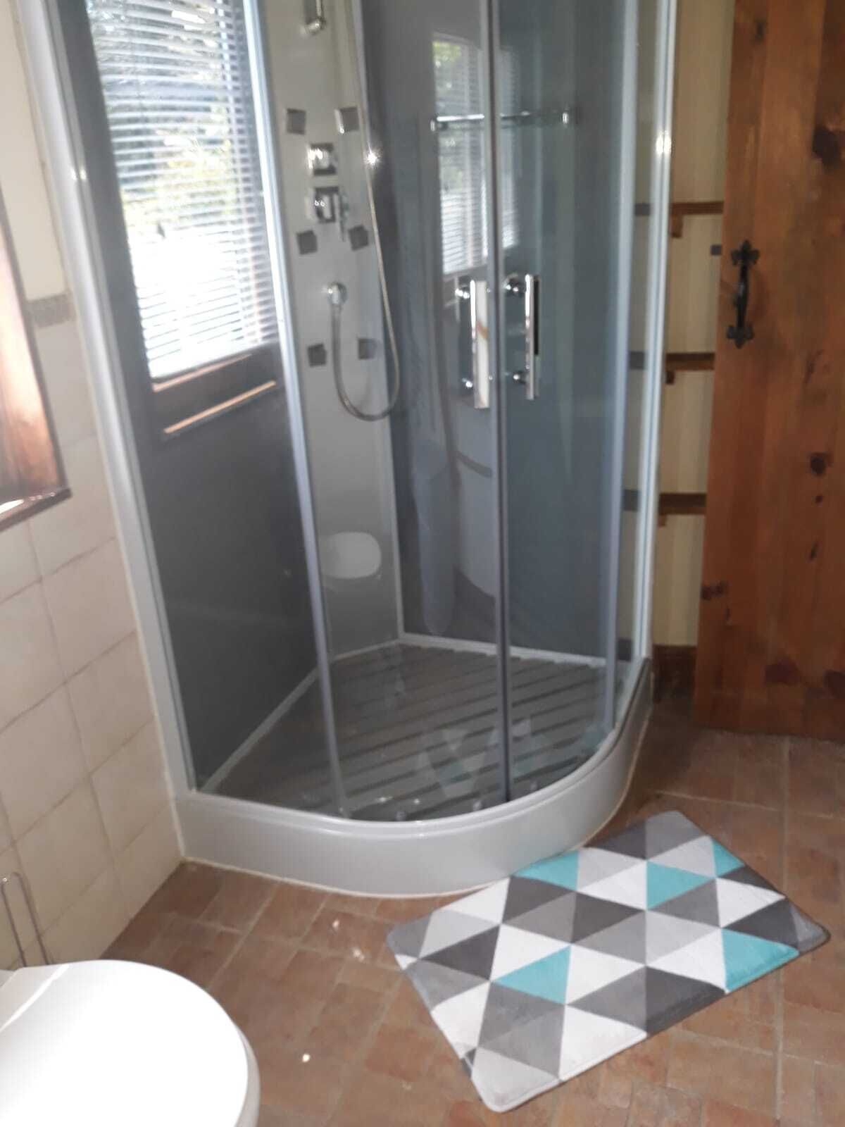 Douche, sèche-cheveux, serviettes fournies, papier toilette