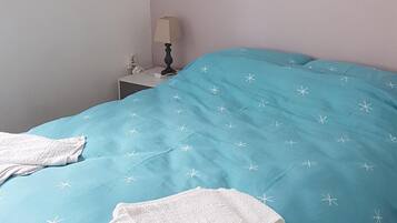 1 chambre, fer et planche à repasser, draps fournis
