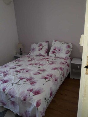 1 slaapkamer, een strijkplank/strijkijzer, wifi, beddengoed