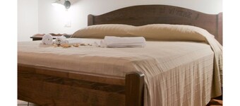Room of Cotogne Apples