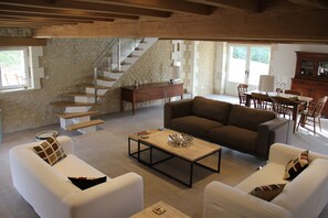 TV, DVD player, books, video library - Dordogne - Charente Border  Charming, tranquil country house with heated pool (Juignac)