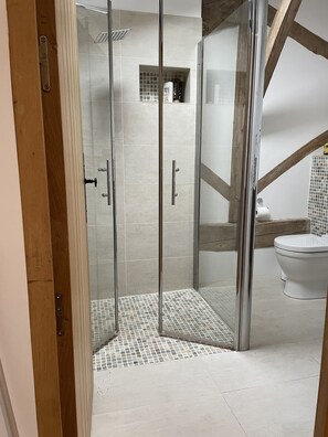 Een douche, een haardroger, handdoeken, zeep
