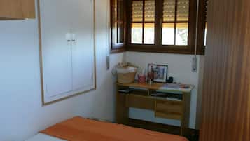 5 slaapkamers, een strijkplank/strijkijzer, reisbedje, beddengoed