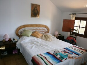 5 chambres, fer et planche à repasser, lit de bébé portatif