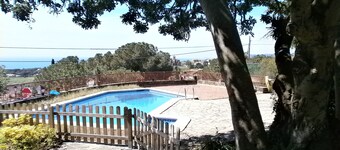 Detached family house, private garage and sea views 