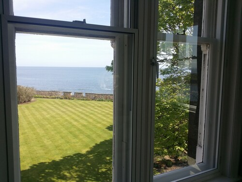 Harbour View Apartment with panoramic sea views in Crail