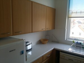 Fridge, microwave, oven, stovetop - Harbour View Apartment with panoramic sea views in Crail (Crail)
