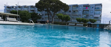 Una piscina al aire libre