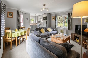 TV, DVD player - Two bedroom lodge within walking distance of Lynton Centre. Free fishing onsite (Lynton)