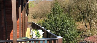 Two bedroom lodge within walking distance of Lynton Centre. Free fishing onsite