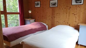 3 bedrooms, iron/ironing board, WiFi, bed sheets