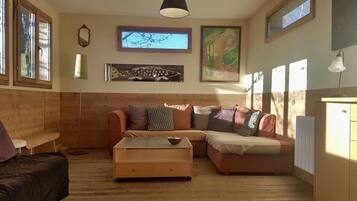 Televisie, een tafeltennistafel en een stereo