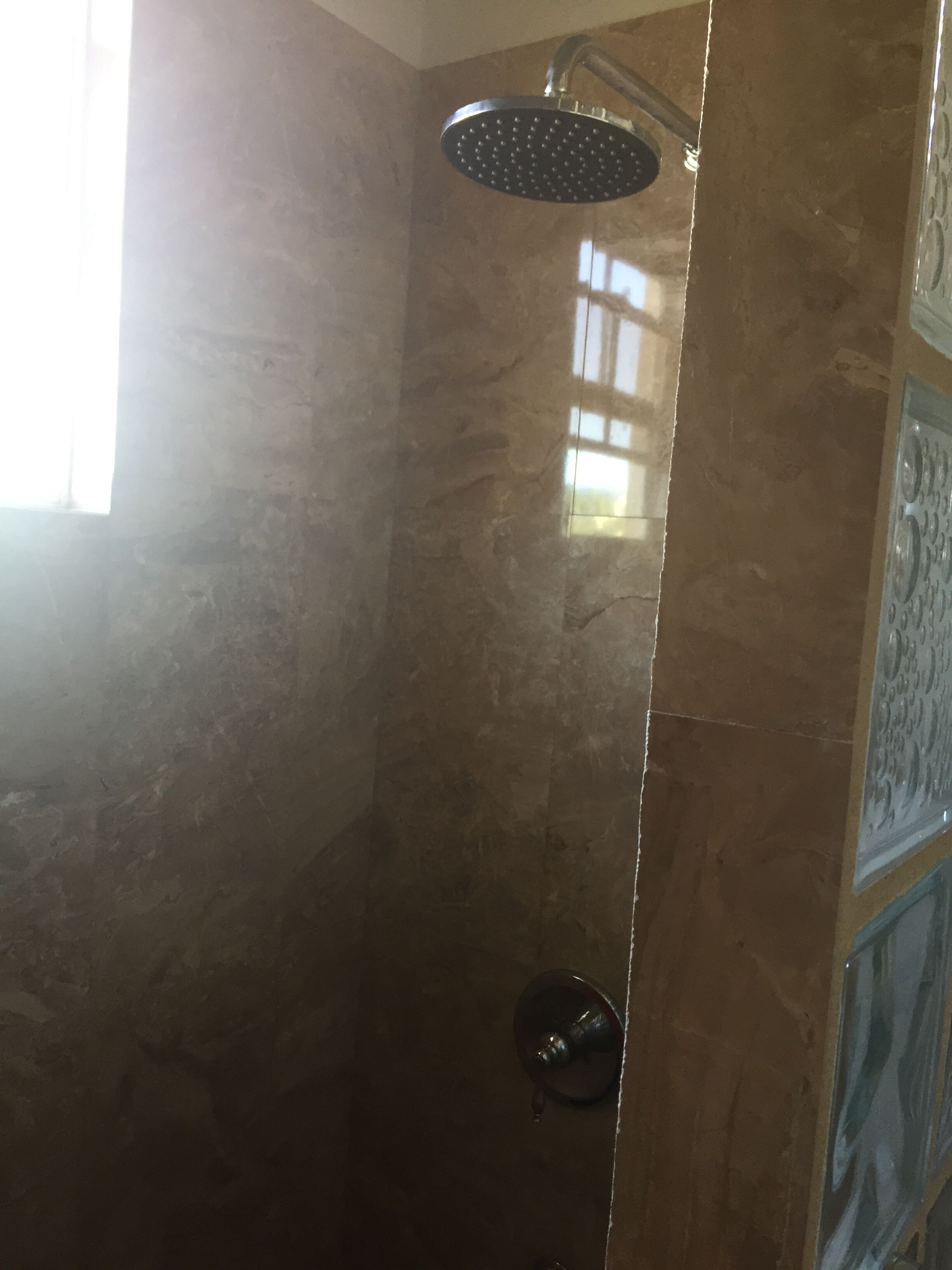 Ensemble douche/baignoire, serviettes fournies
