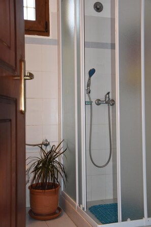 Combined shower/bathtub, hair dryer, towels, soap - Villa with Amazing Sea View (Naxos)