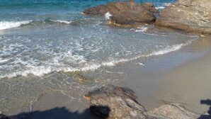 A beach with clear water, rocks, and sand. - Villa with Amazing Sea View (Naxos)