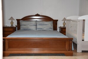 3 bedrooms, desk, soundproofing, iron/ironing board