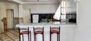 Fridge, microwave, oven, stovetop - Superb F3 apartment - Quiet and family-friendly (Souk El Ténine)