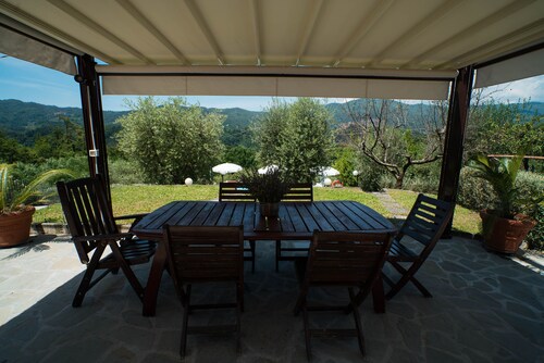 Luxurious Tuscan Villa: Double Infinity Pool. Stunning views. Sleeps 12 People