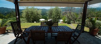 Luxurious Tuscan Villa: Double Infinity Pool. Stunning views. Sleeps 12 People