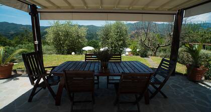 Luxueuse villa avec piscine privée à débordement et une vue imprenable sur les collines environnantes
