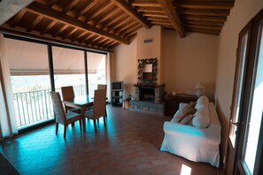 Smart-TV, peis, DVD-spiller og bordtennis