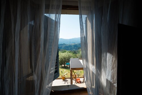 Luxuriöse Villa mit privatem Infinity-Pool und herrlichem Blick auf die umliegenden Hügel