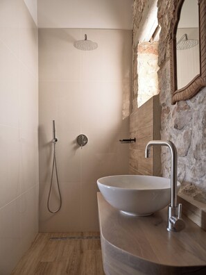 Ensemble douche/baignoire, baignoire à jets, sèche-cheveux