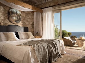 3 bedrooms, in-room safe, iron/ironing board, travel cot