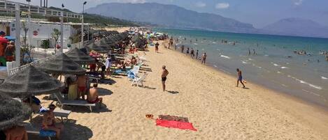 Plage, chaises longues
