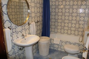 Duschwanne, Haartrockner, Bidet, Handtücher