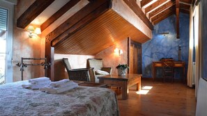 4 bedrooms, travel cot, Internet
