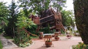 A garden with a wooden bridge, metal structures, and potted plants. - Rural Guest House in Olmedo (Spain) (Olmedo)