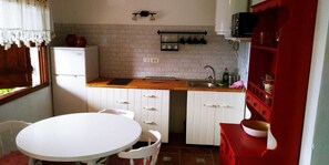 Microondas, cafetera y tetera y utensilios de cocina 