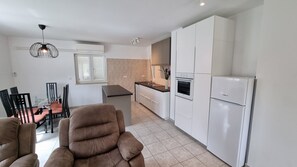 Smart TV, fireplace, DVD player, stereo