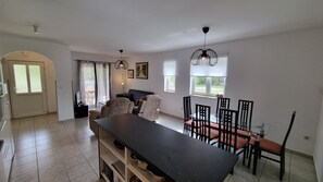 Smart TV, fireplace, DVD player, stereo