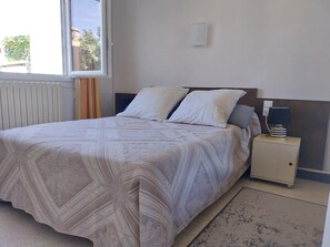 2 bedrooms, iron/ironing board, free WiFi