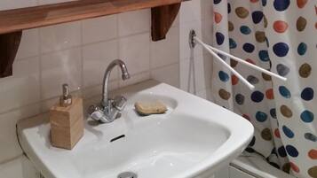 Sèche-cheveux, serviettes fournies, savon, shampoing