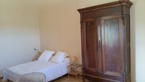 1 bedroom, bed sheets