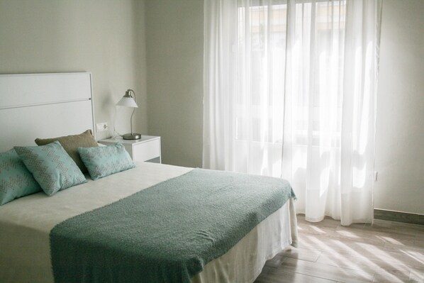 3 habitaciones, tabla de planchar con plancha, wifi y ropa de cama 