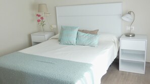 3 slaapkamers, een strijkplank/strijkijzer, wifi, beddengoed