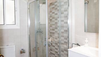 Ducha, secador de pelo y toallas