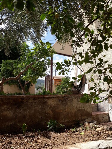 Villa landscaped halfway between the sea and the high mountain