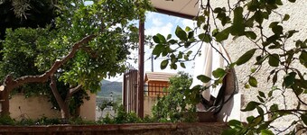 Villa landscaped halfway between the sea and the high mountain