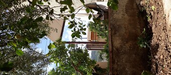 Villa auf halbem Weg zwischen dem Meer und dem hohen Berg angelegt