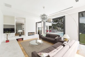 Smart-TV, Kamin, DVD-Player, Tischtennisplatte