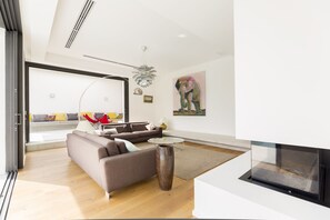 TV connectée, cheminée, lecteur de DVD, table de tennis de table