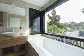 Combined shower/bathtub, hair dryer, towels - Architect's villa & swimming pool in the heart of Marseille (marseille)