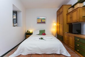 1 slaapkamer, een strijkplank/strijkijzer, internet, beddengoed