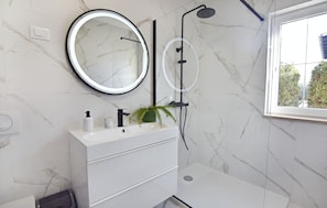 Shower, jetted tub, towels